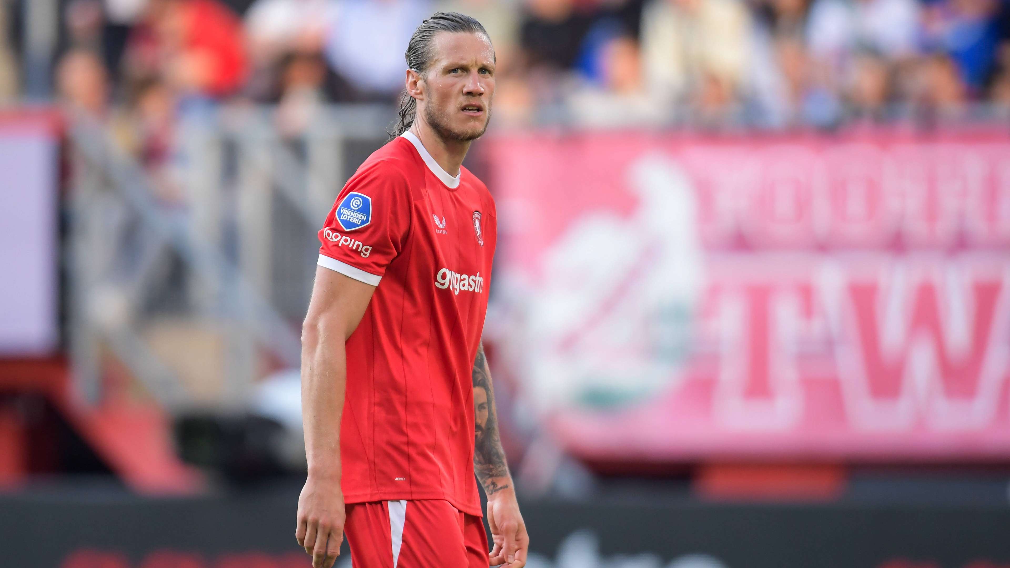 Weghorst's First-Touch Blunder Frustrates Perez in Europa