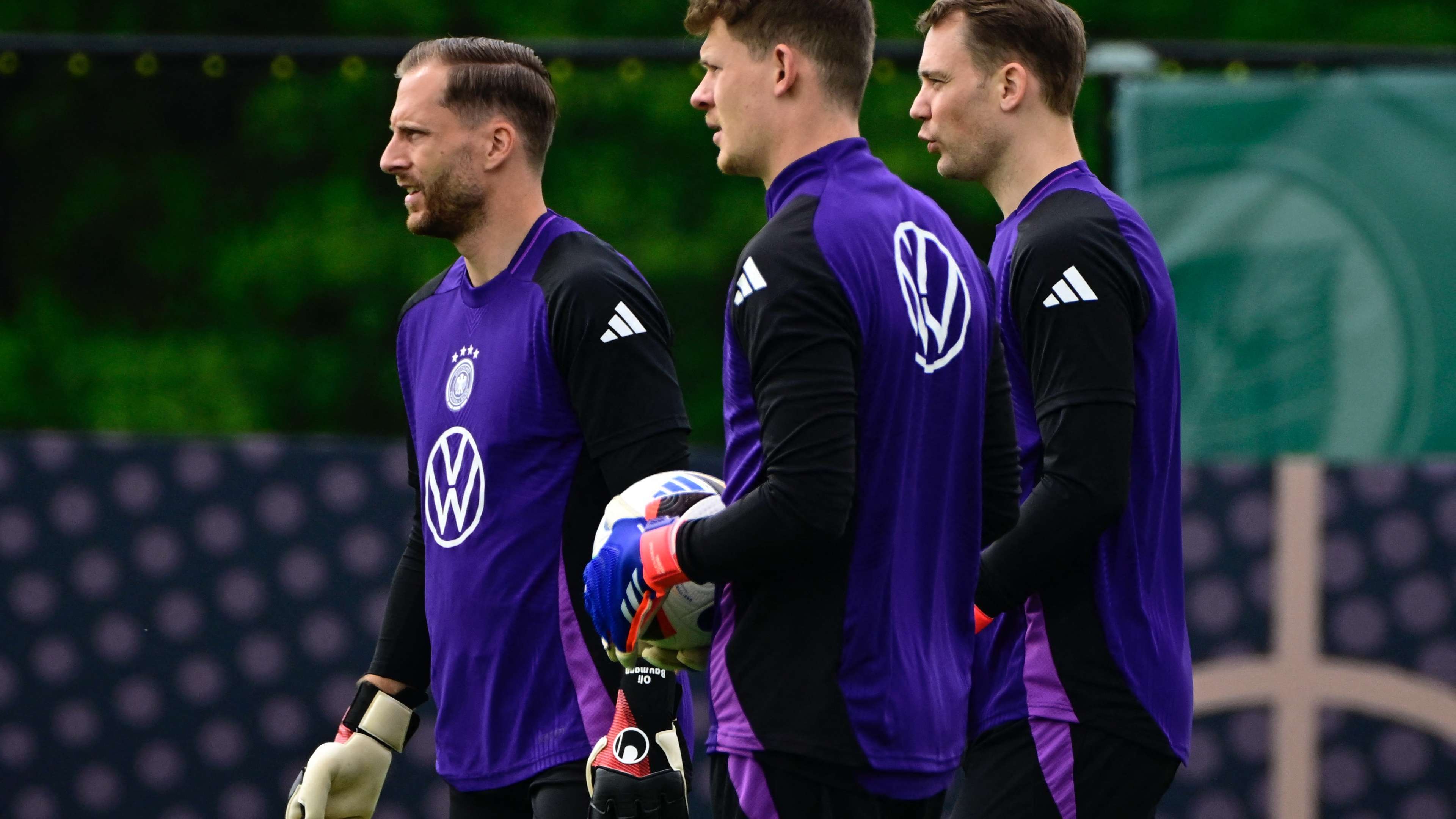 Hoeneß Backs Neuer Return but Sympathizes with Baumann
