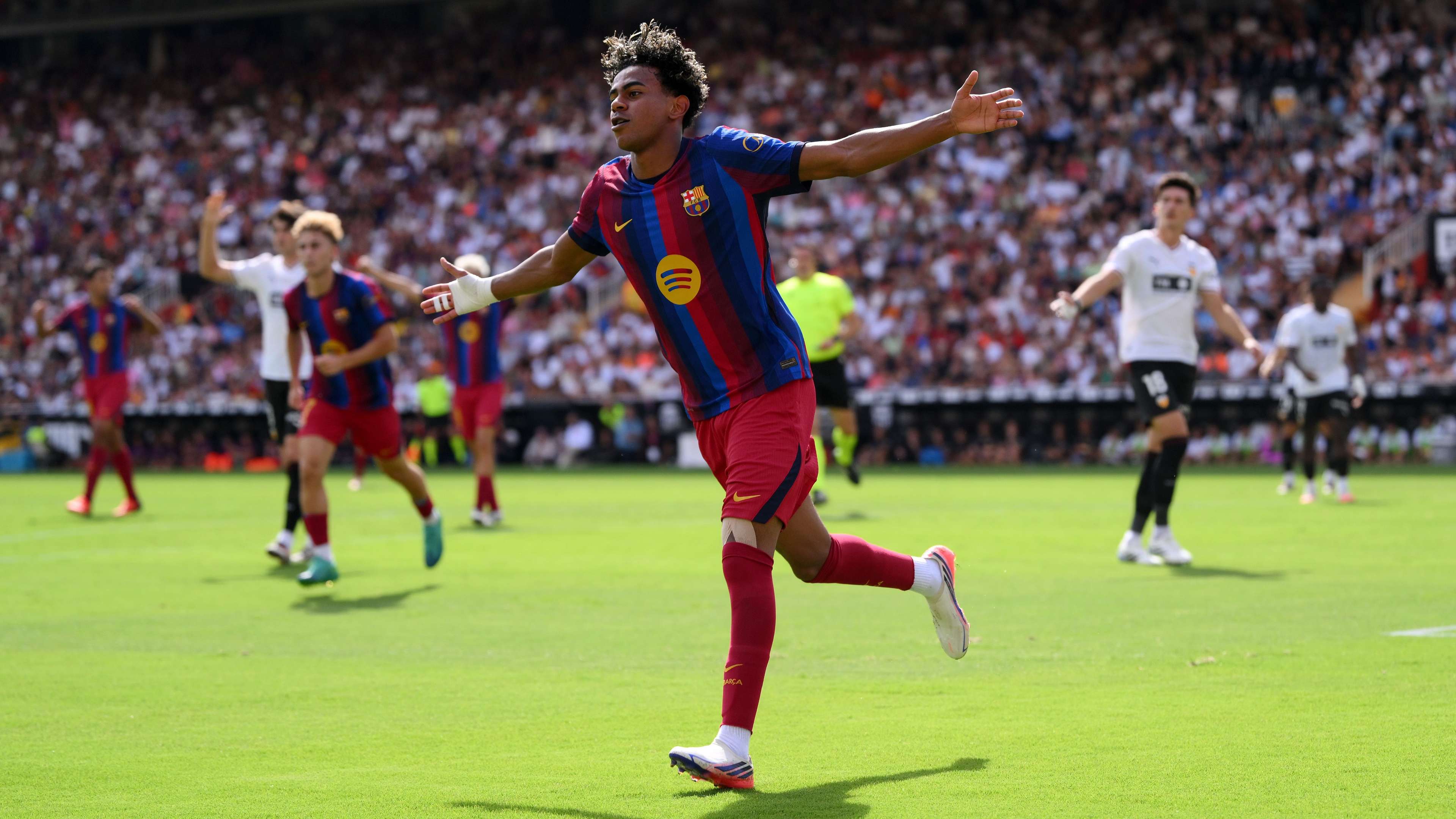 Lamine Yamal Scores Stunning Goal as Ballon d'Or Race Heats