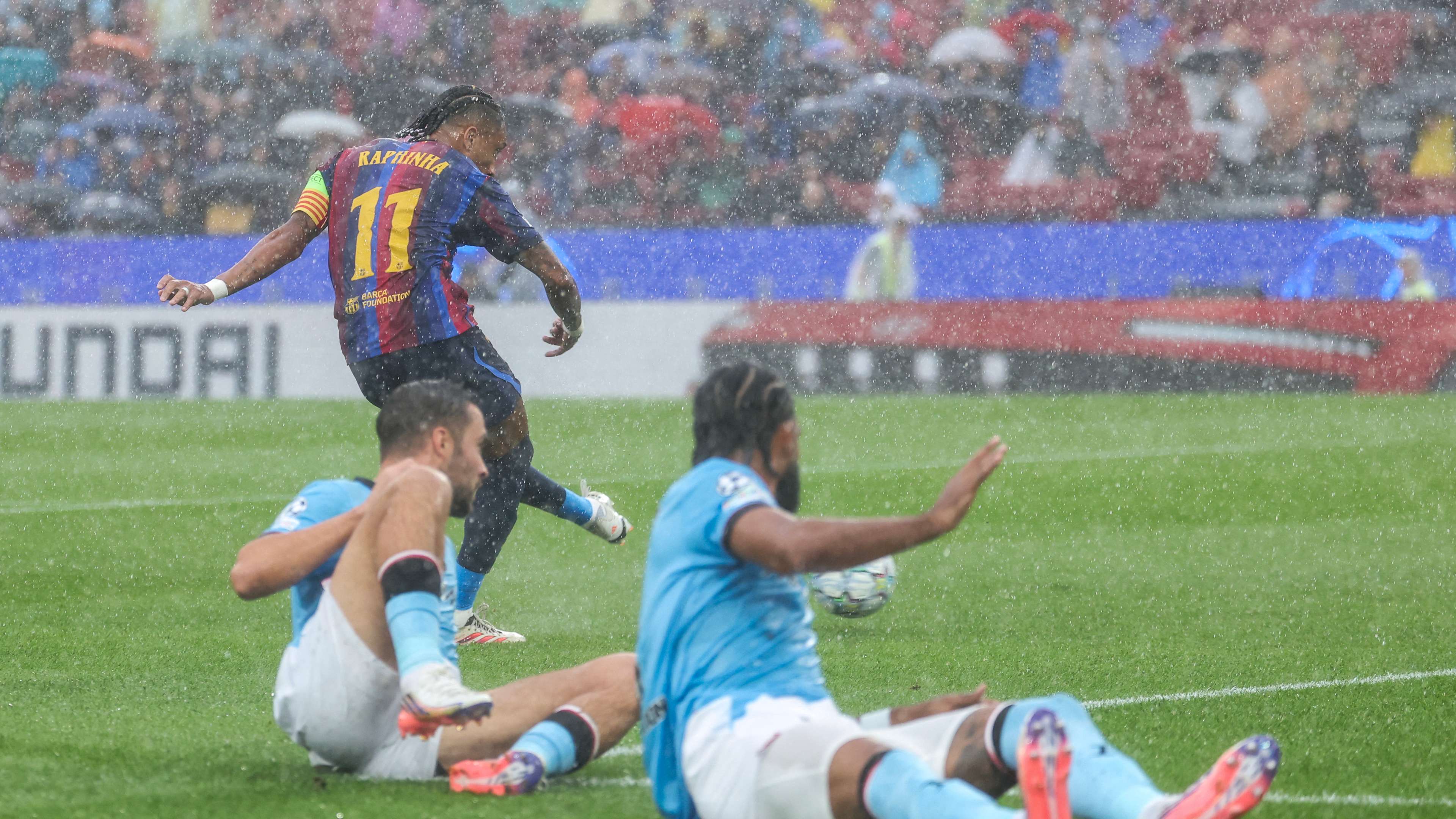 Raphinha Scores in Six Straight for Barcelona, Narrowly