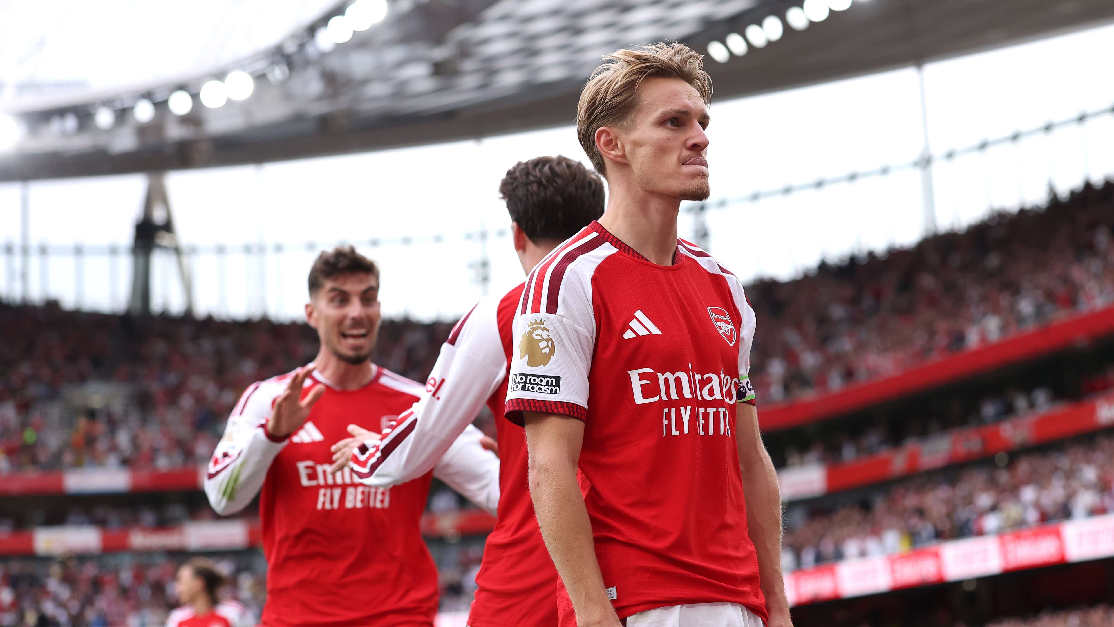 Arsenal Beat Chelsea 2-1 to Join Manchester City Atop