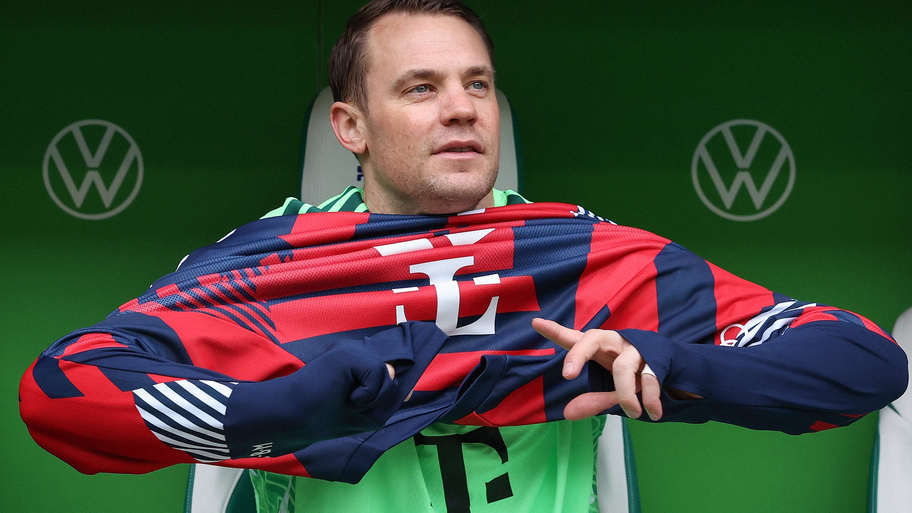 Manuel Neuer Extends Bayern Munich Contract to 2027 Using