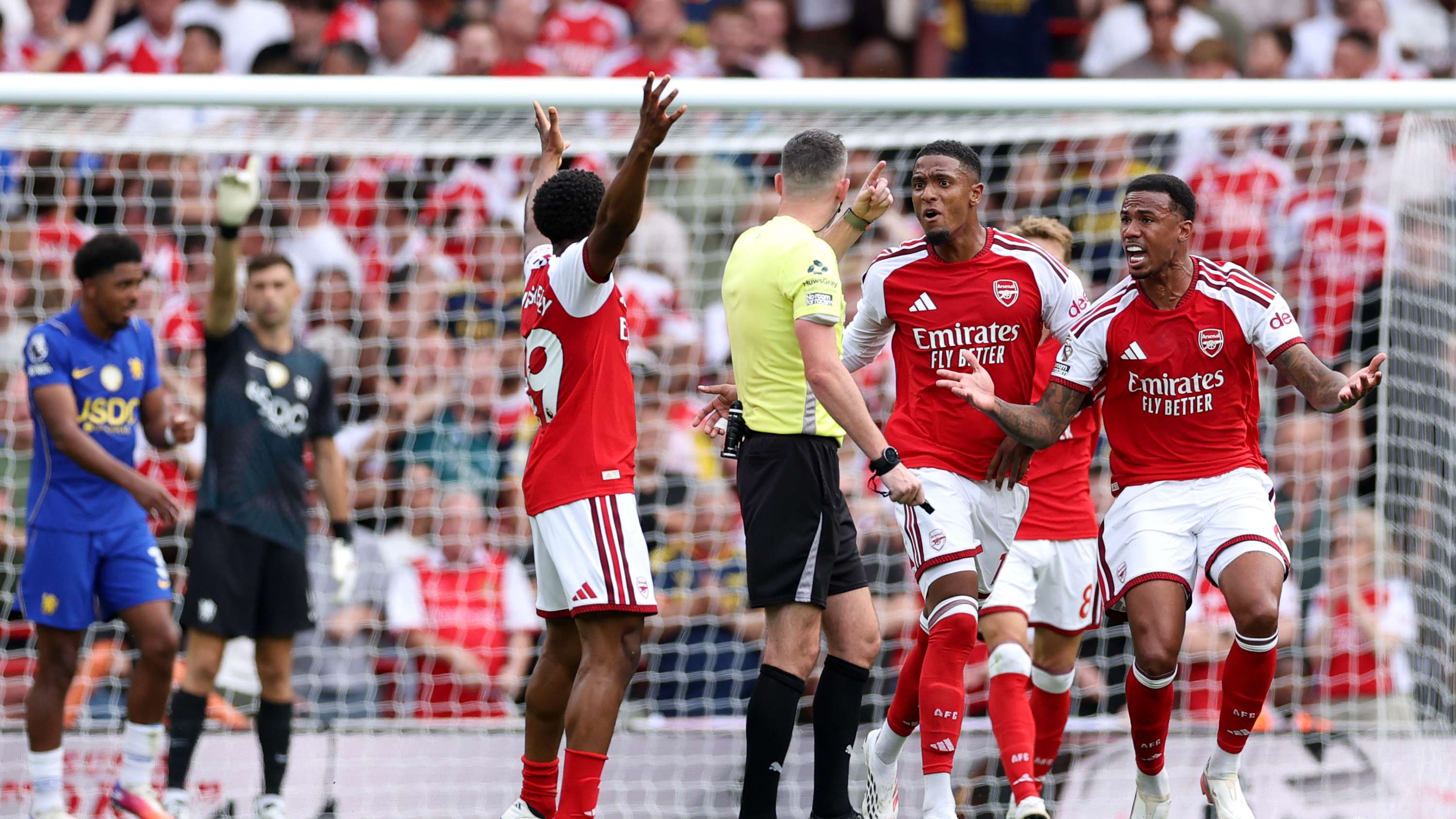 Gabriel Escapes Red Card as Arsenal Beat Chelsea 2-1 in