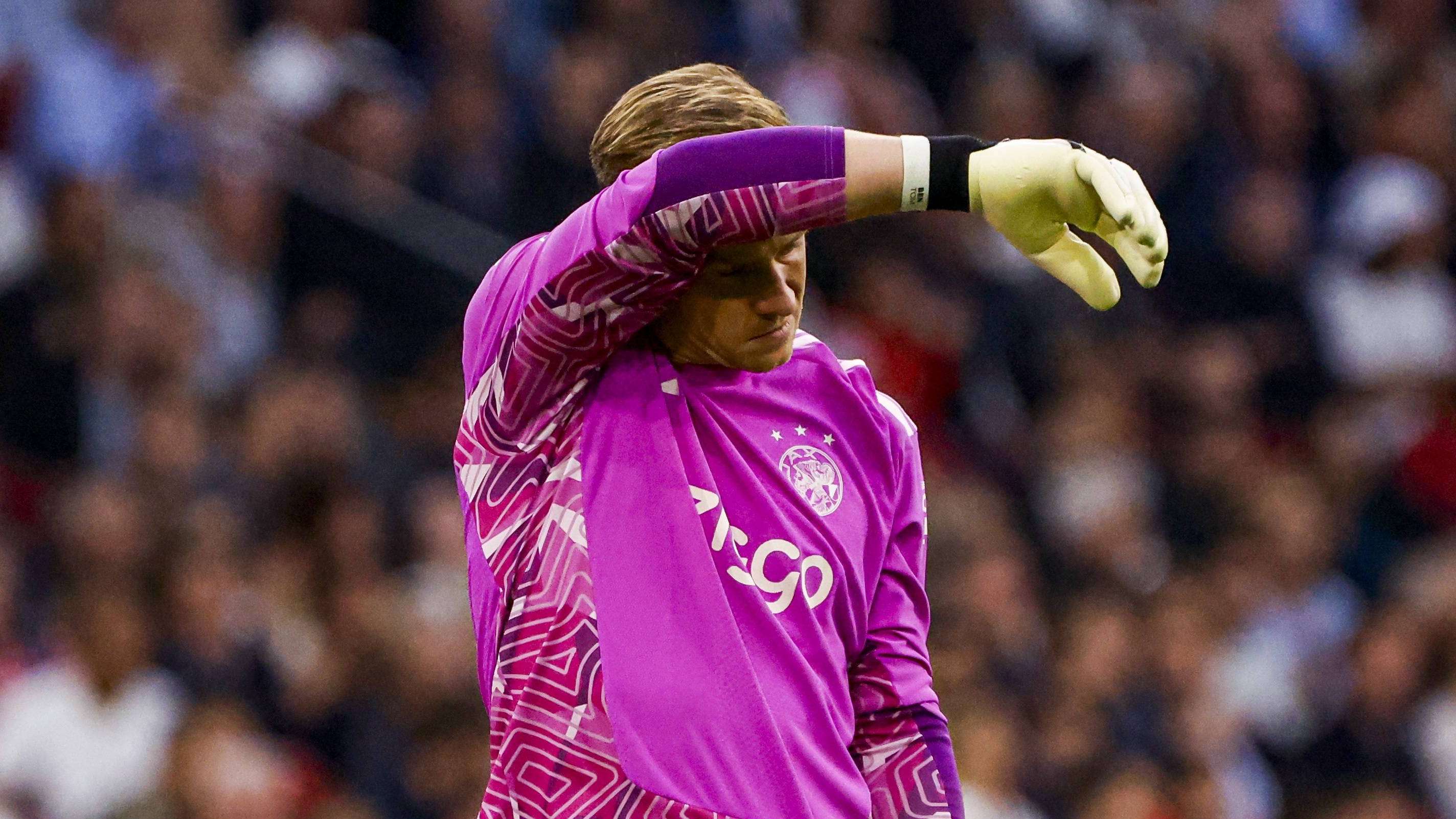 Kraay Baffled by Ter Stegen's Casual Approach in Ajax vs PSV