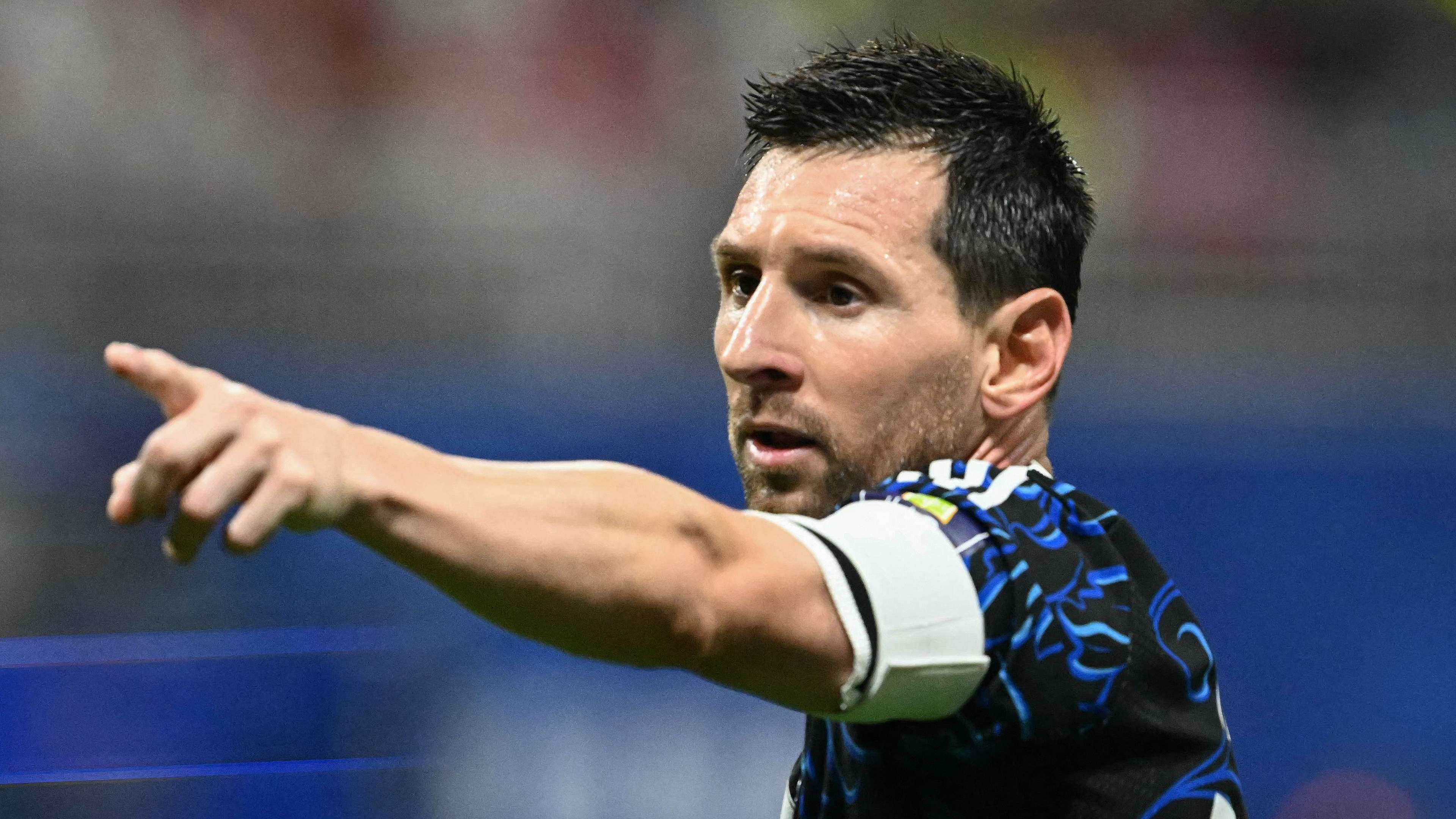 Messi Examines Pickford's Penalty Notes After Argentina's