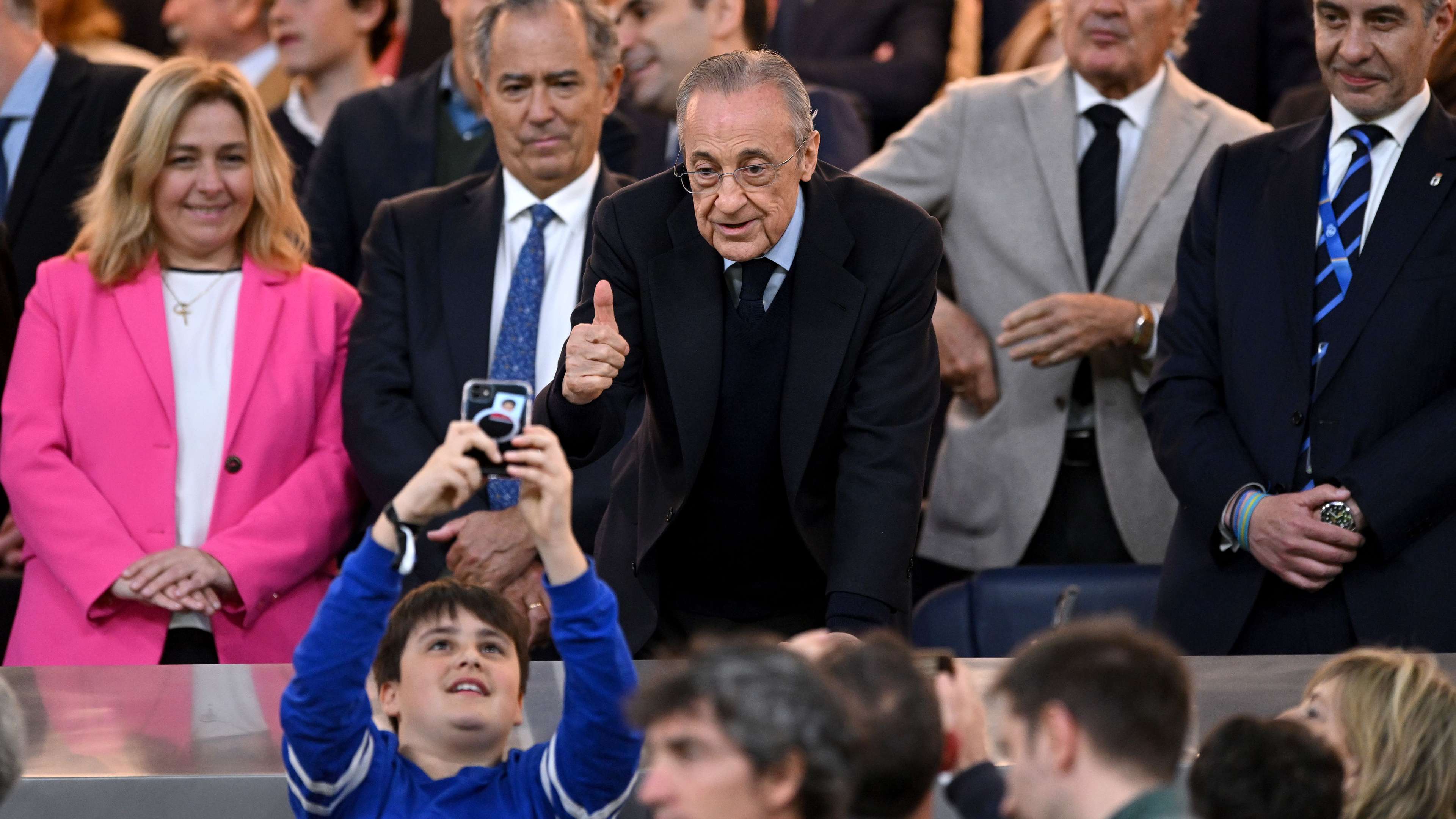 Perez Confronts Real Madrid Fans as Security Removes