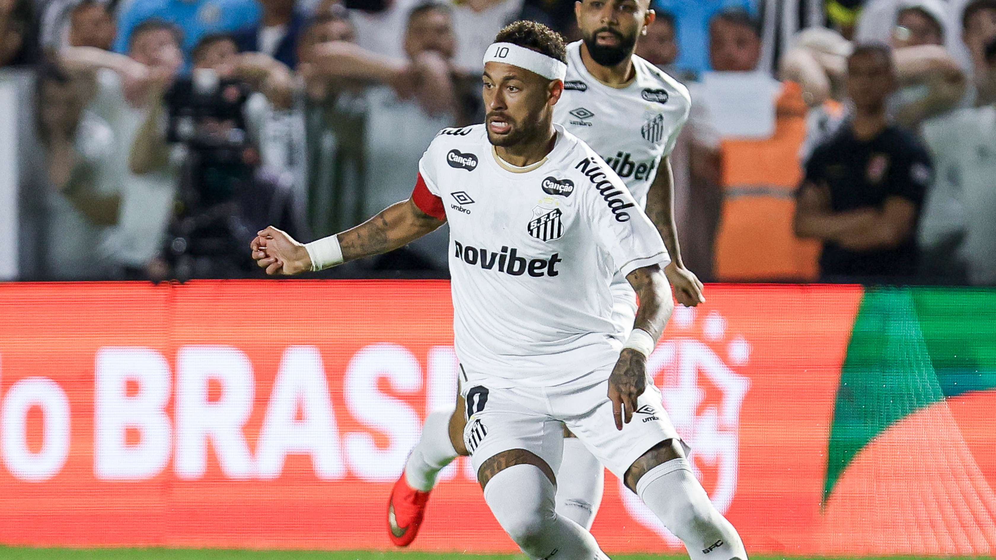 Neymar Out Eight Weeks with Thigh Injury as Santos Fight