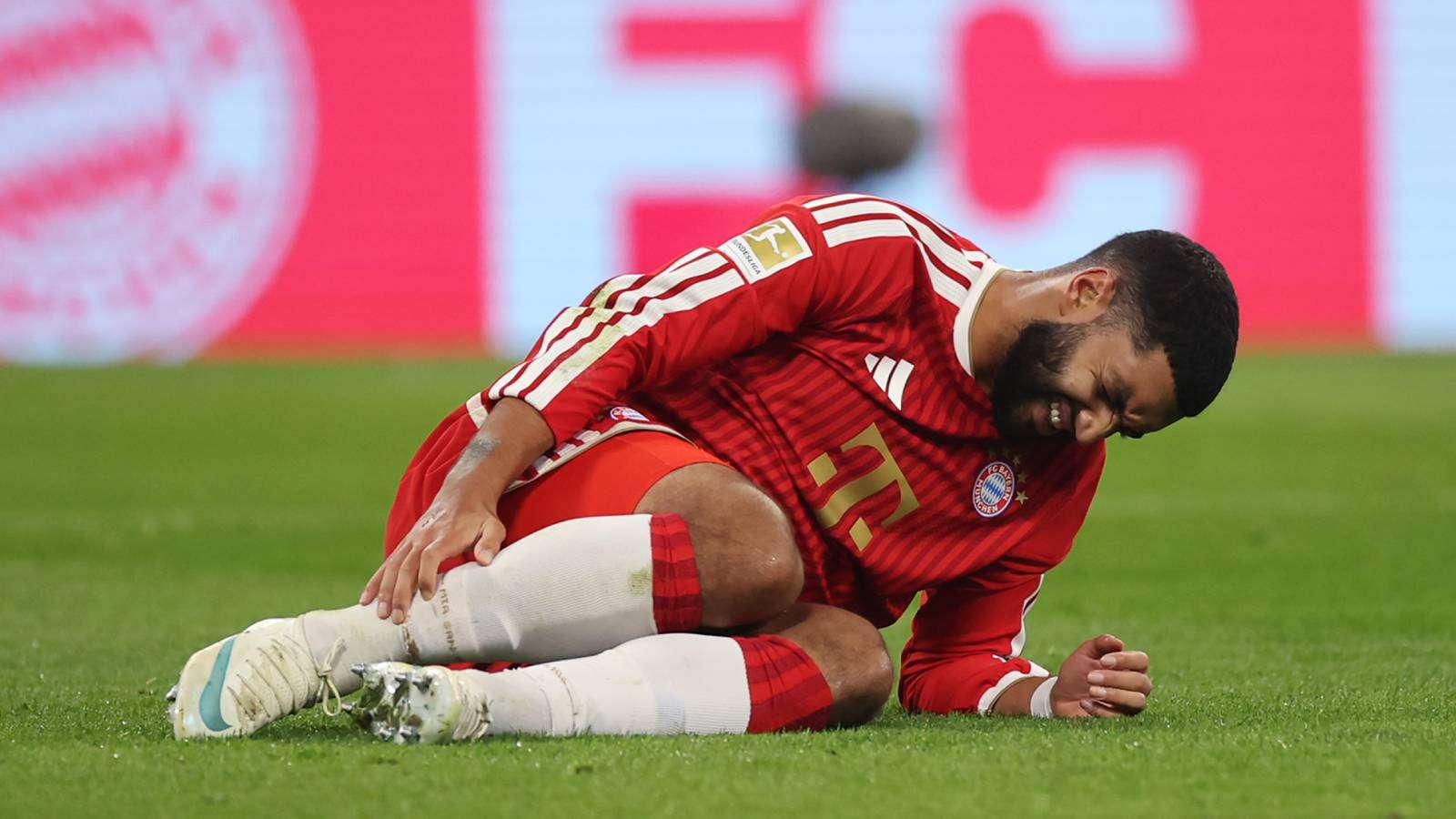Bayern Munich suffer two first-half injuries against Borussia Dortmund