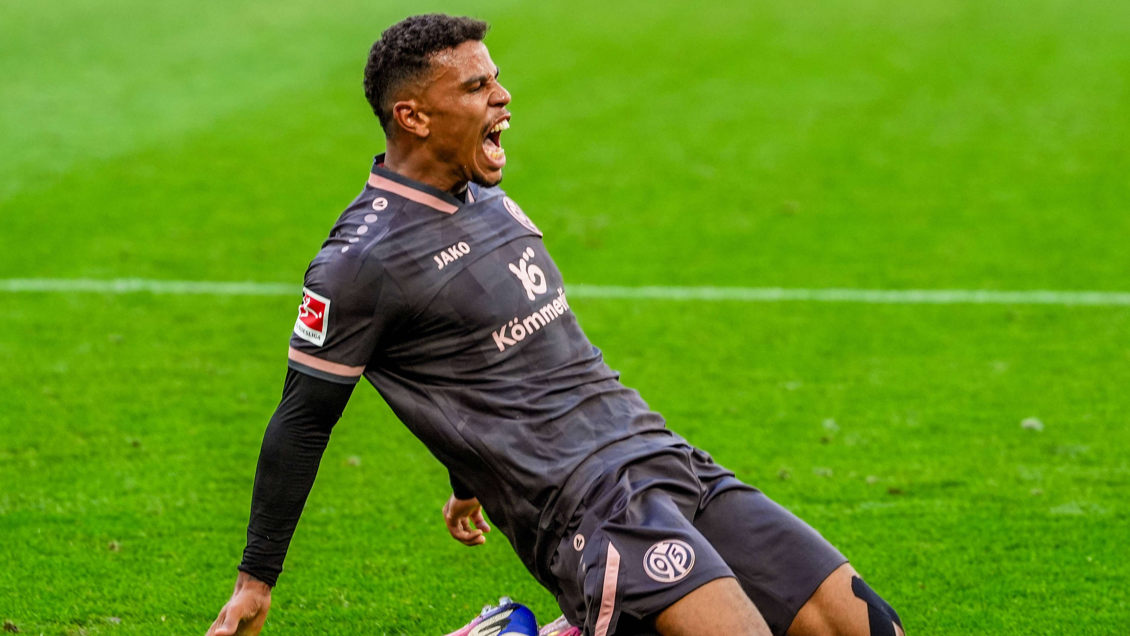 Königsdörffer's Goal Celebration Sparks Fury at Hamburg