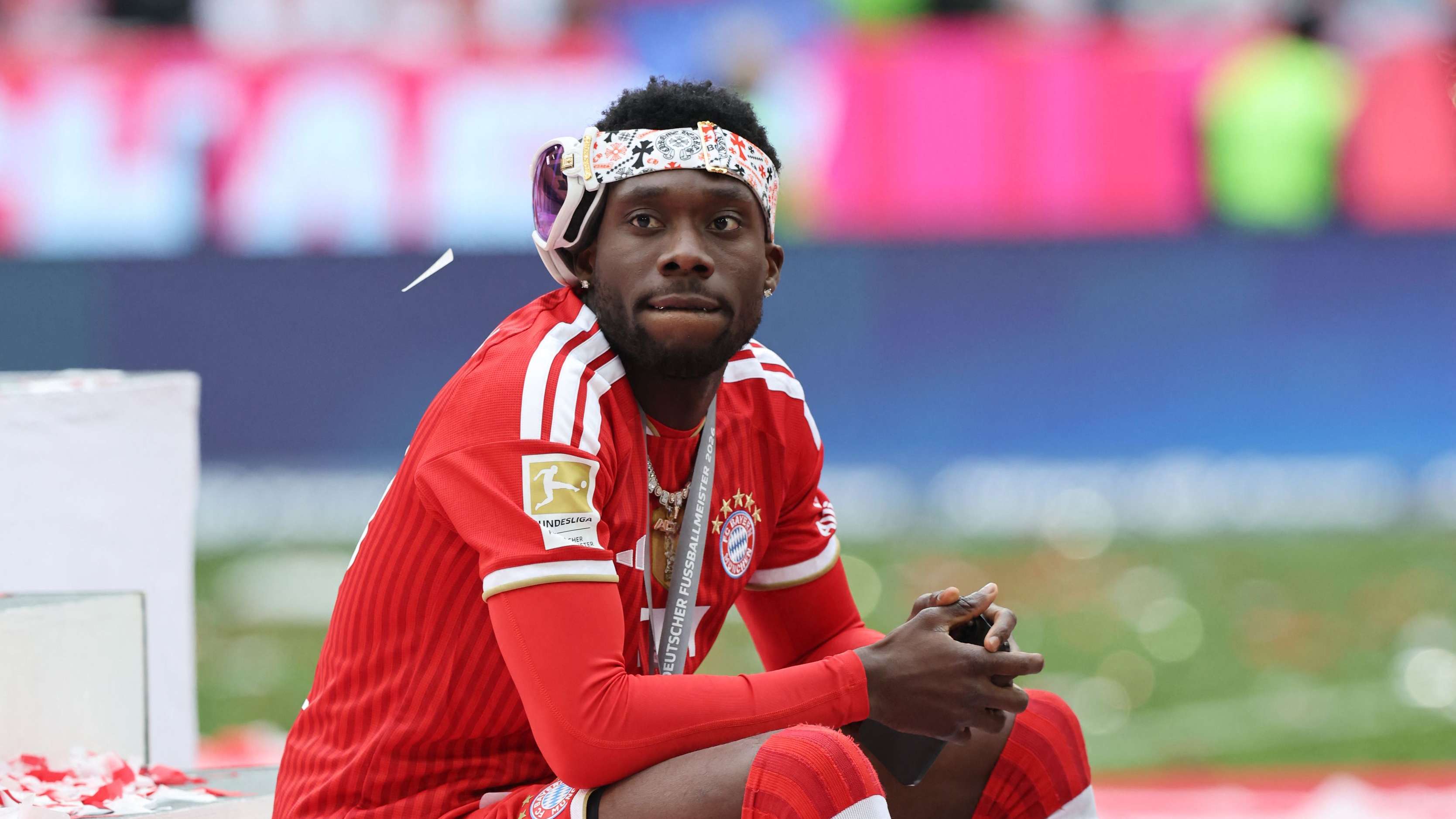 Bayern Munich Eyes Nathaniel Brown as Davies Injury Concern