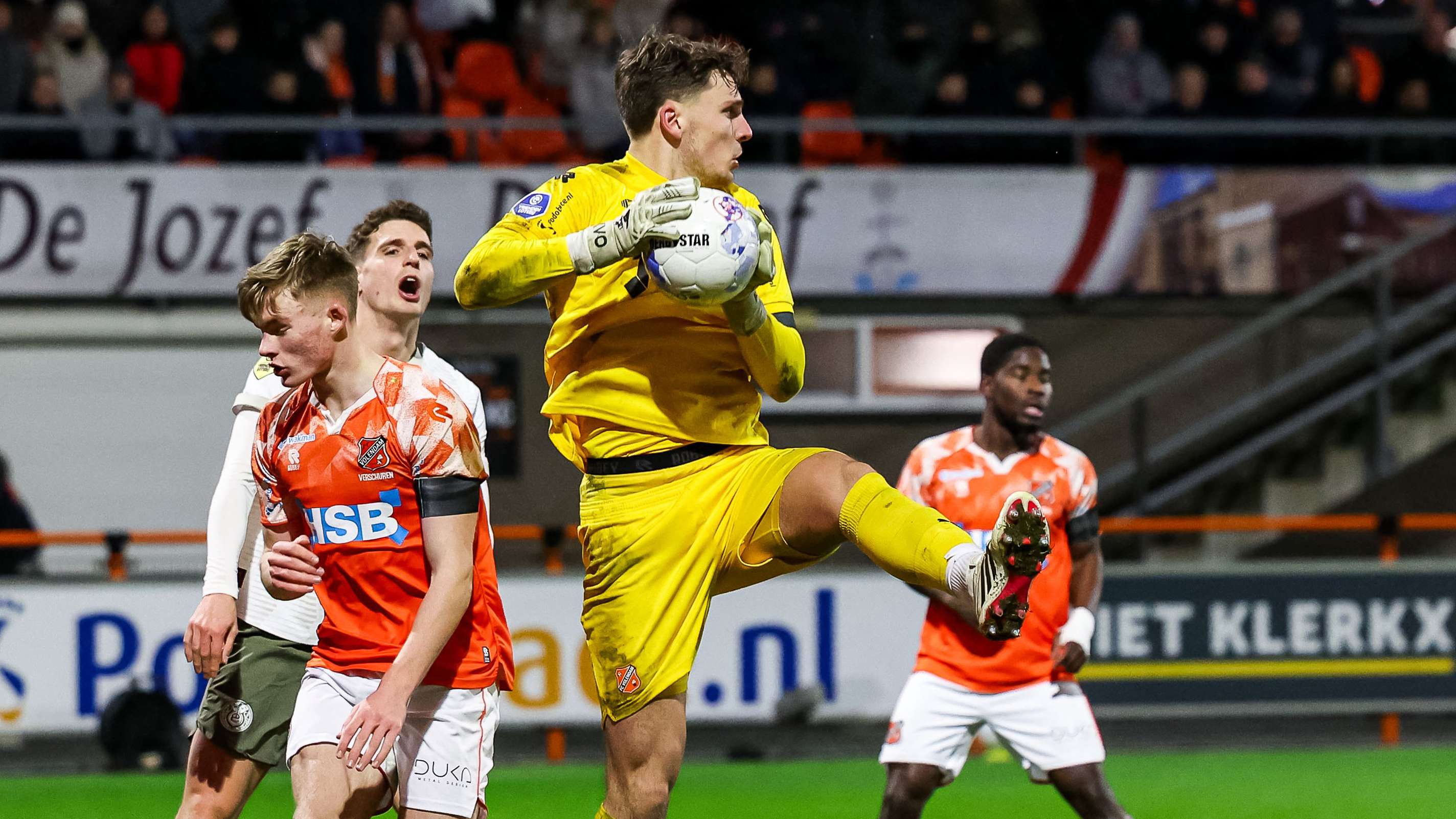 Ipswich Town Pursuing Dutch Goalkeeper Van Oevelen in Summer