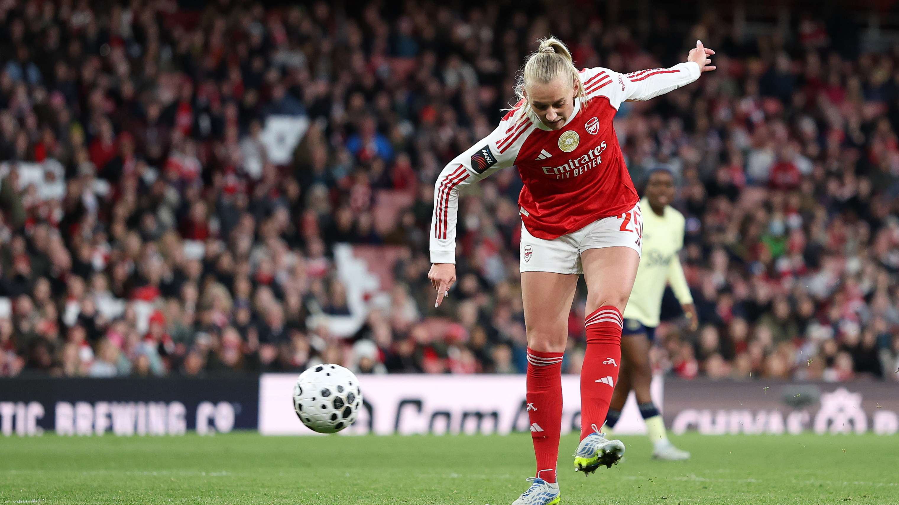 Blackstenius Scores Dramatic 93rd-Minute Winner as Arsenal