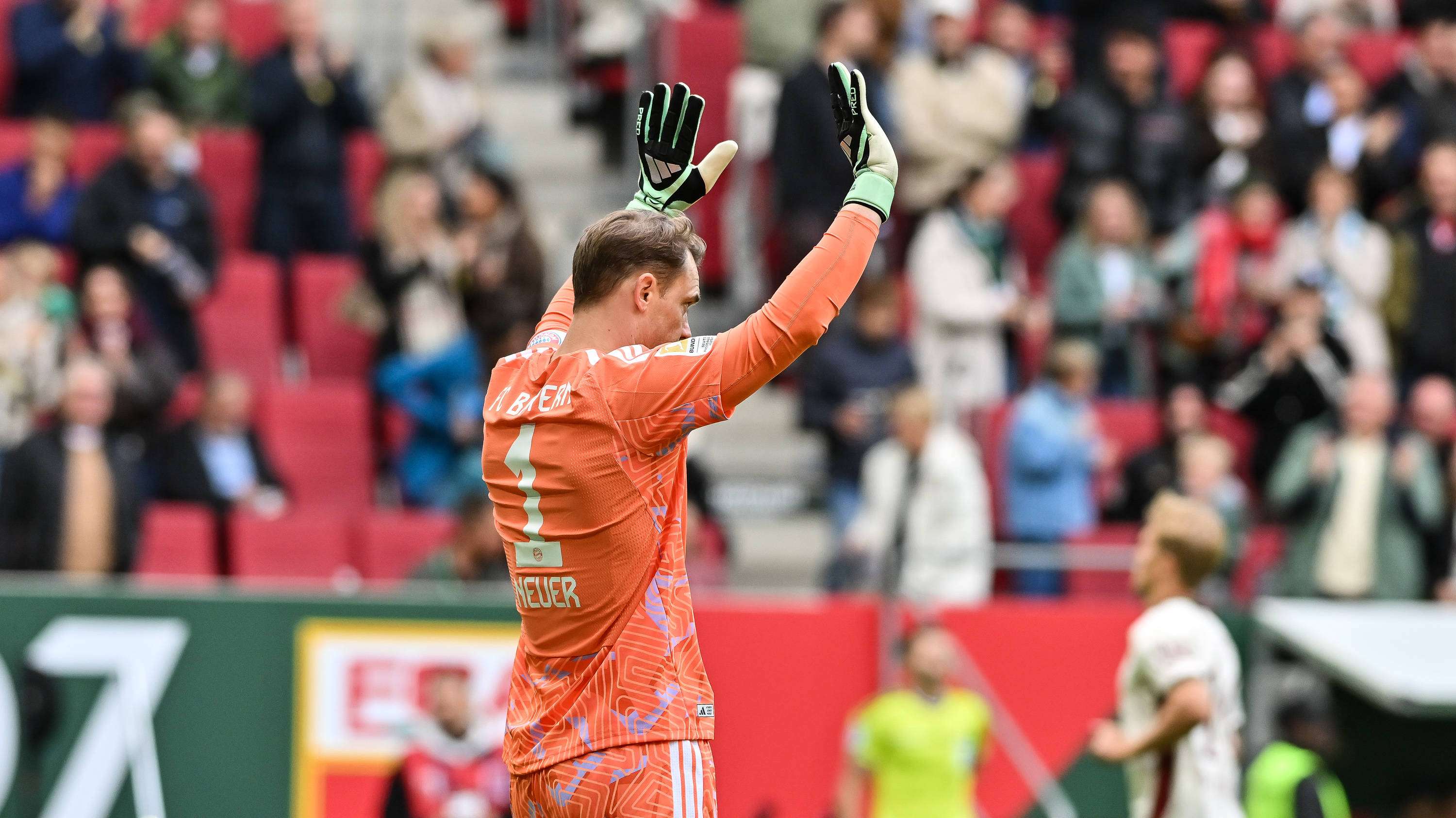 Neuer's Eight-Second Blunder: Augsburg Sets Bundesliga