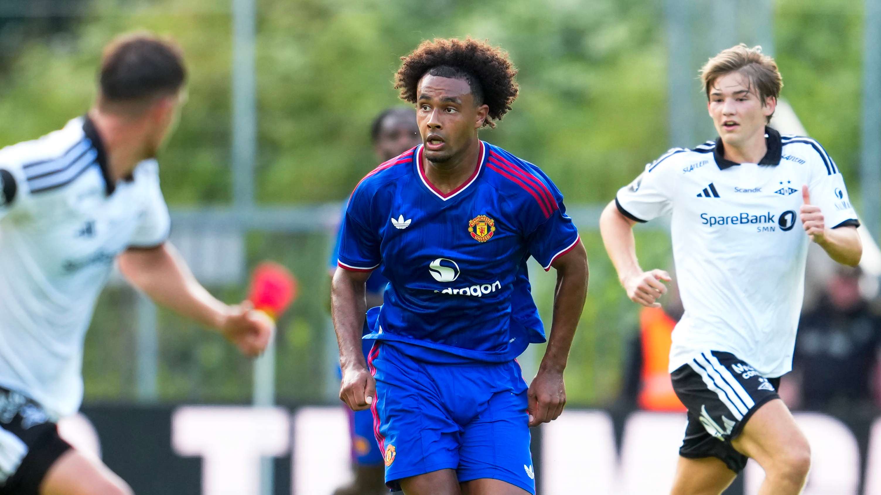 Zirkzee Stars as Manchester United Thrash Rosenborg 5-0