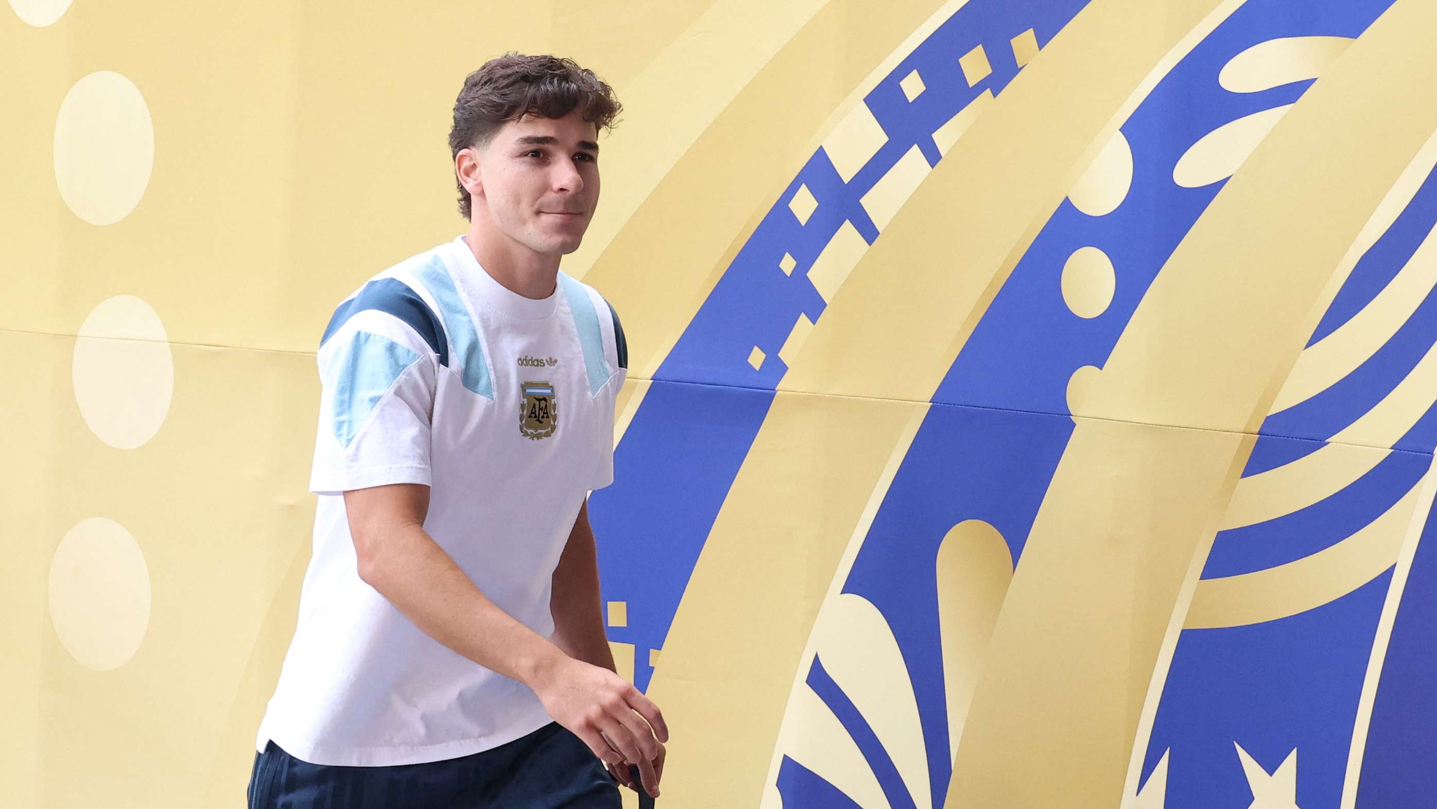 Barcelona Eyes Julian Alvarez as Lewandowski Successor Amid