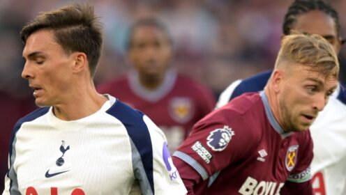 Slot Defends Liverpool Tactics After Salah Criticises