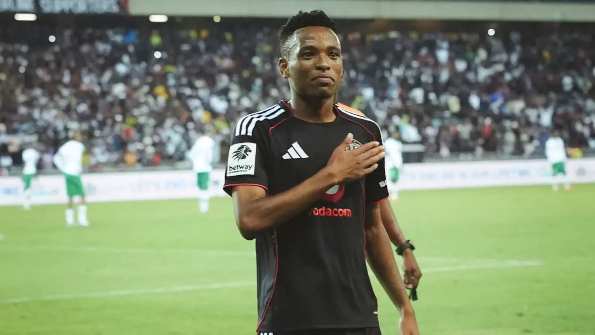 Sensational Mofokeng keeps Pirates' title chase alive.