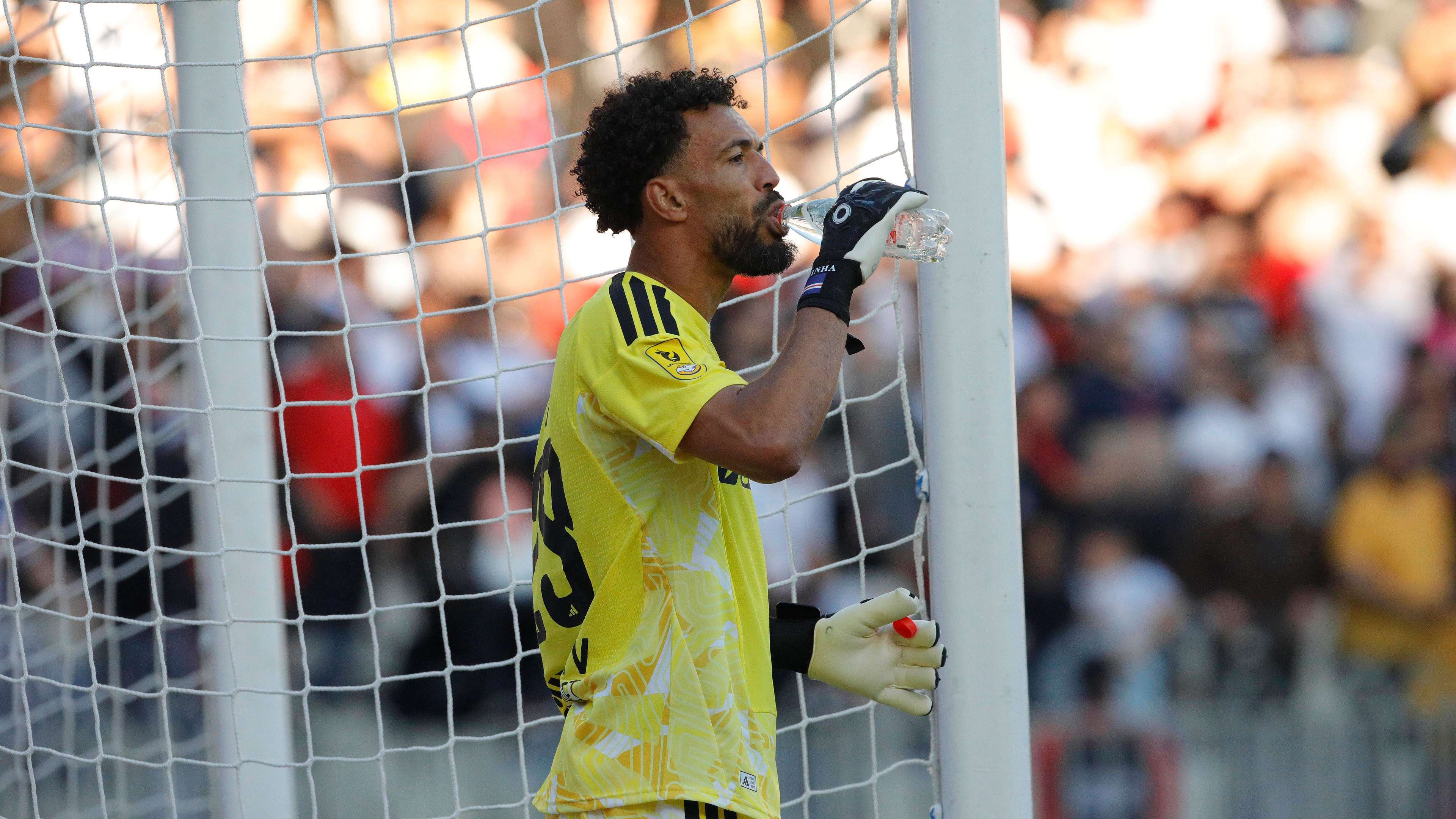 Vozinha Keeps Clean Sheet on Colo-Colo League Debut at 40