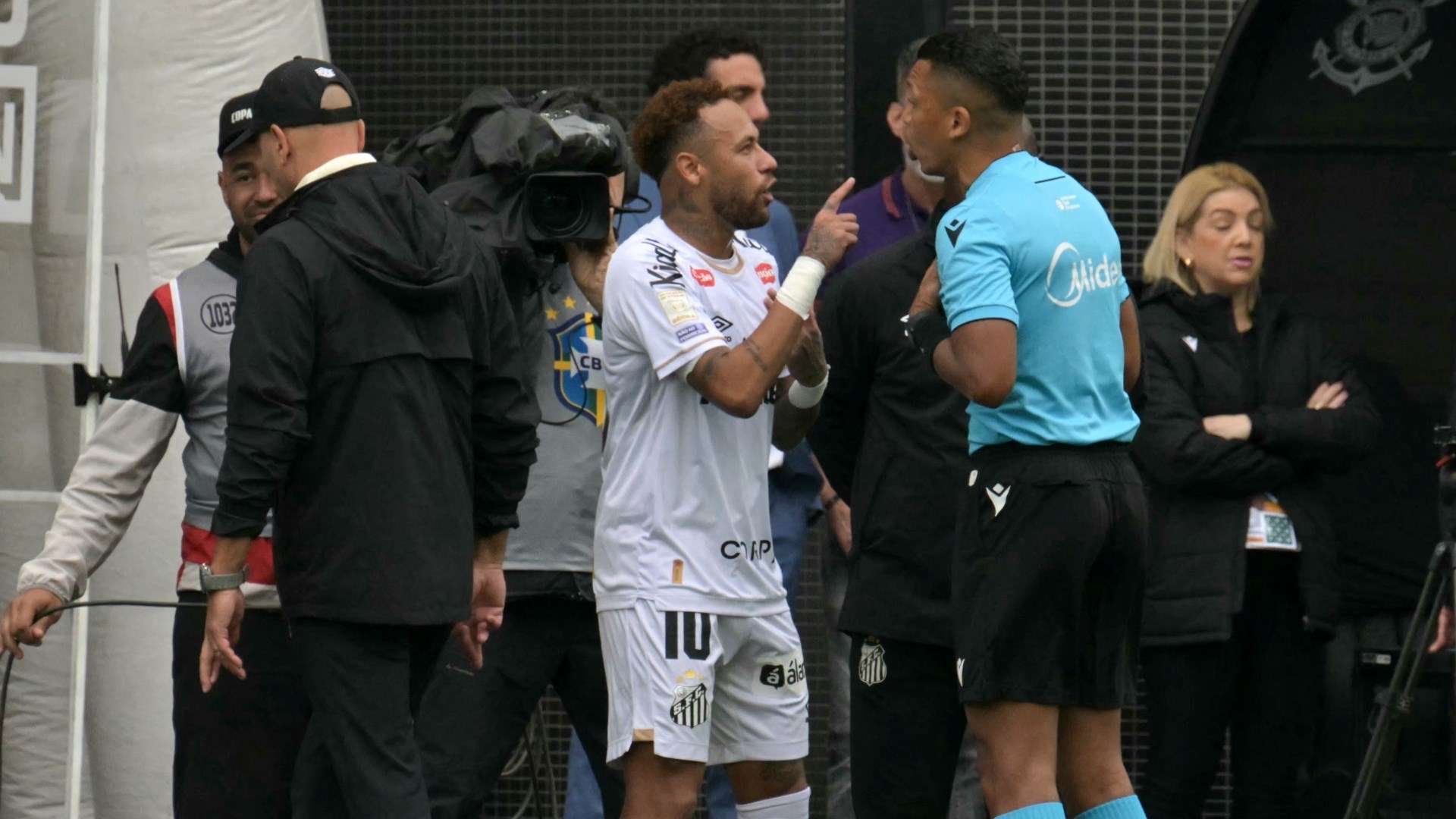 Neymar Erupts After Substitution Mix-Up in Santos' 3-0 Loss